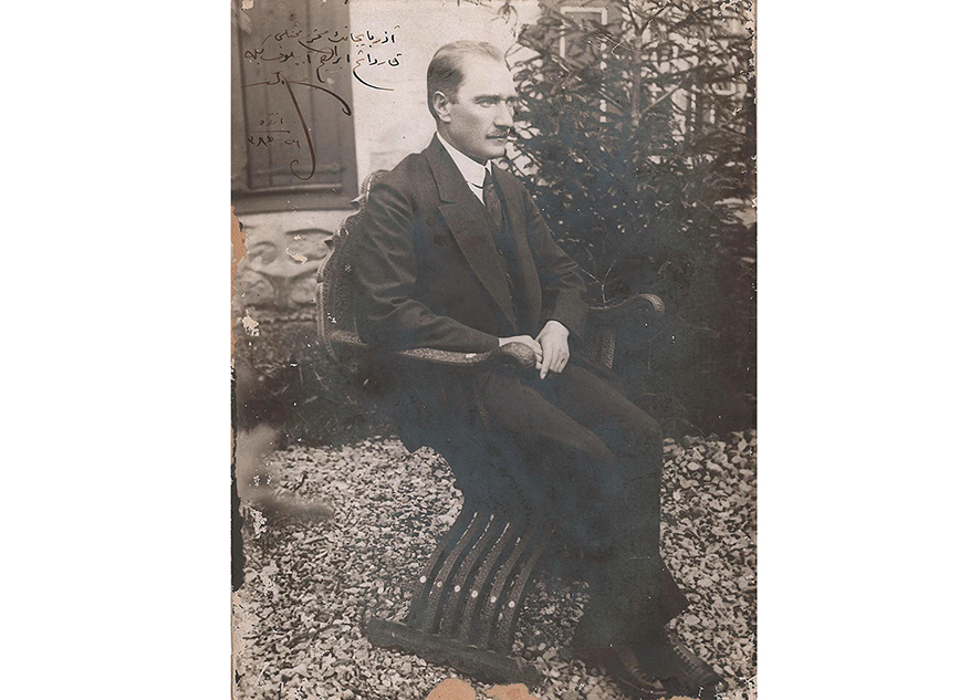 Muzeydə Türkiyə Cümhuriyyətinin banisi Mustafa Kamal Atatürkün üzərində ürək sözlərini qeyd etdiyi tarixi fotoşəkil qorunur