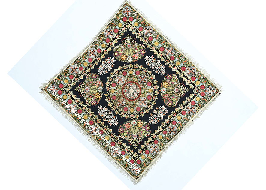 В музее хранится образец широко популярной в Азербайджане вышивки «текелдуз»