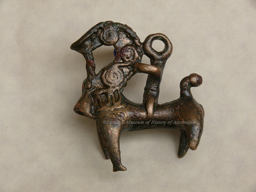 Образец художественного металла античного периода в археологической коллекции музея: подвеска фигурки всадника