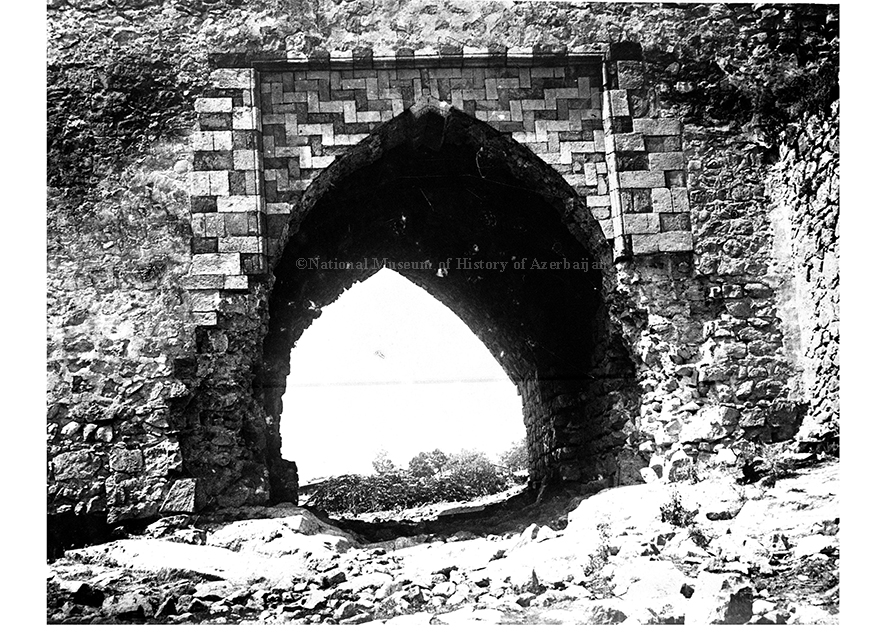 Одни из трех главных ворот Шушинской крепости - Гянджинские ворота