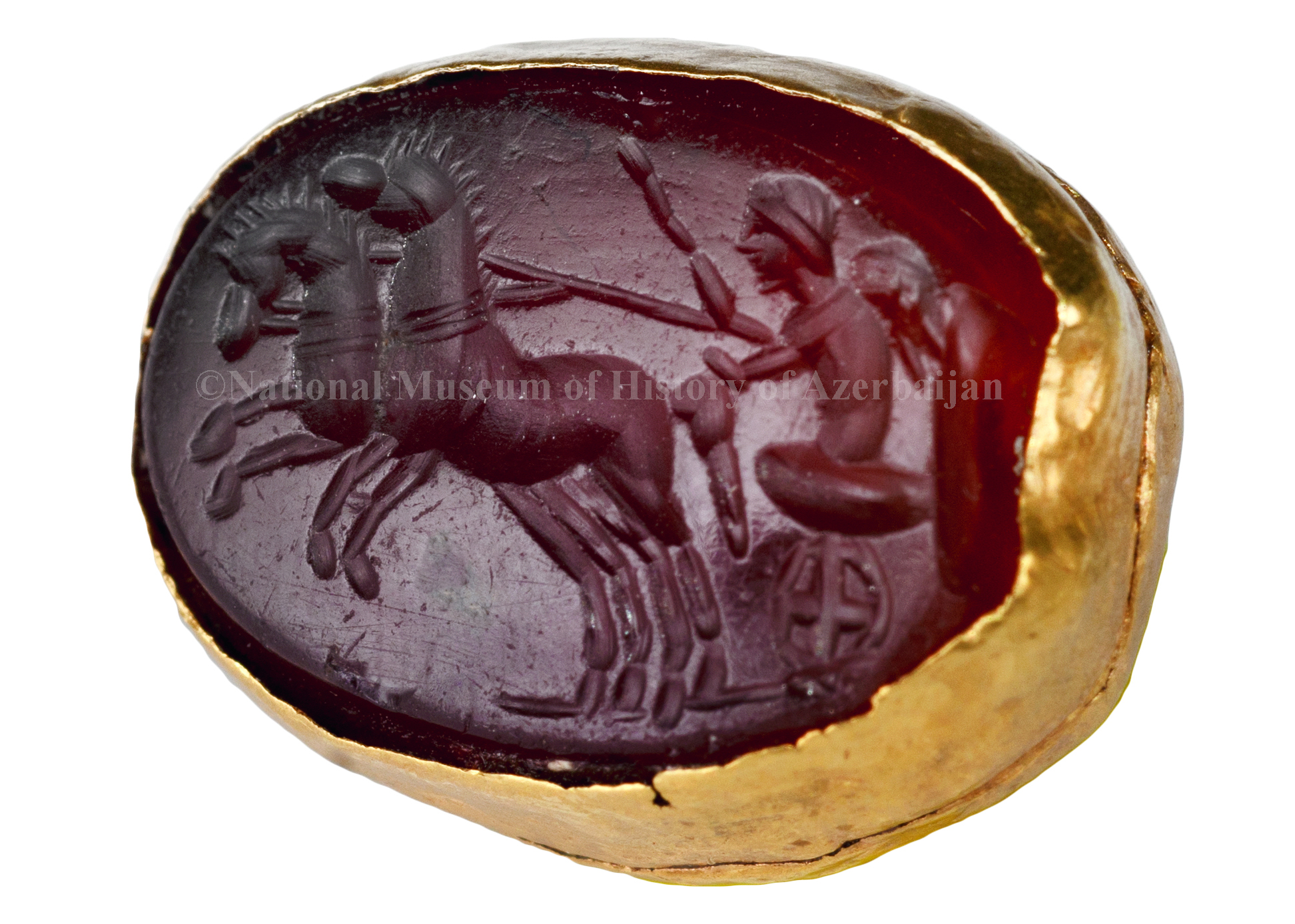Печать в золотой оправе с изображением человека и боевой колесницы