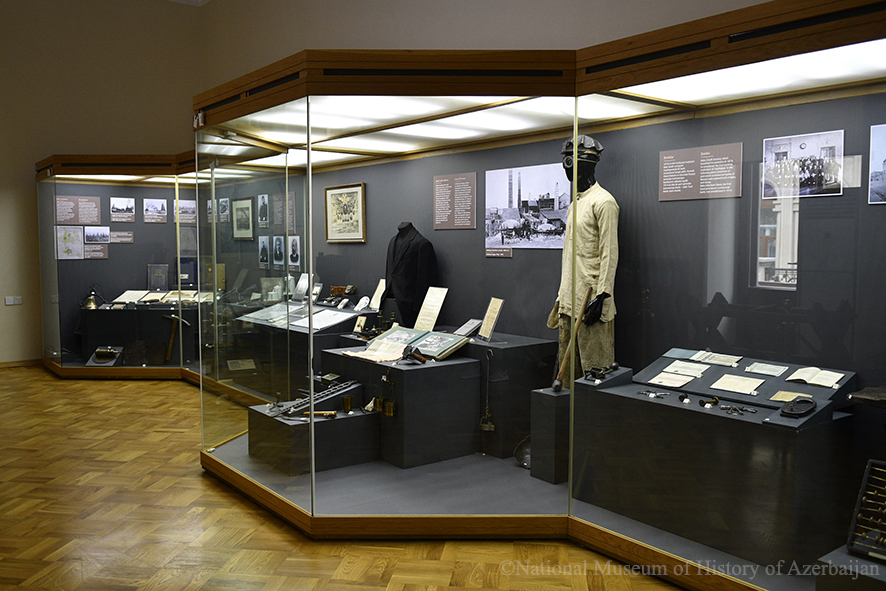 Экспонаты, отражающие историю развития нефтяной промышленности Азербайджана во вновь созданной экспозиции музея